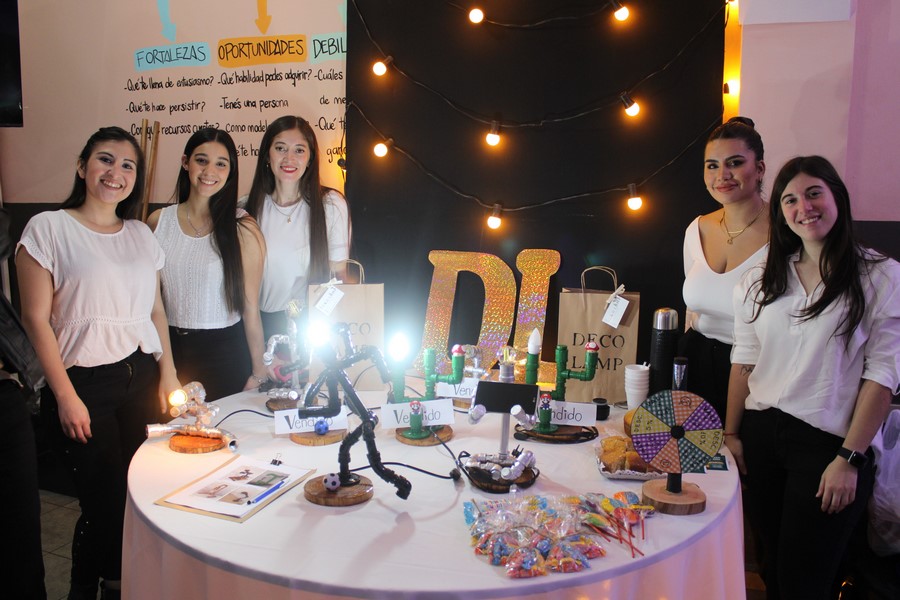 Foto 2 de la novedad: Preparándonos para la Muestra Anual de Empresas Juveniles ICE: Capacitación y Experiencia Práctica