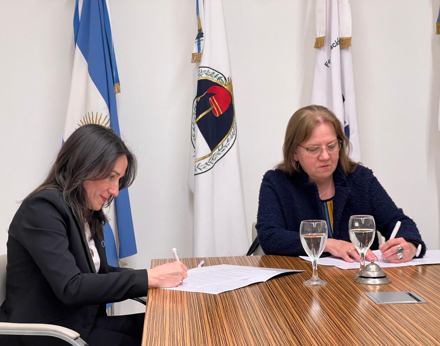Foto 2 de la novedad: Firma de Convenio de Cooperación Institucional entre el ICE y el CGCET