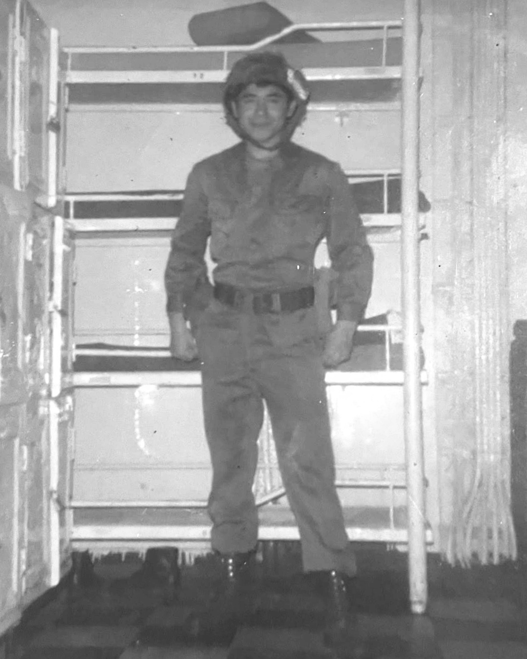 Foto 1 de la novedad: De Malvinas al aula: Ramón Fernández, excombatiente y egresado del Secundario del ICE.